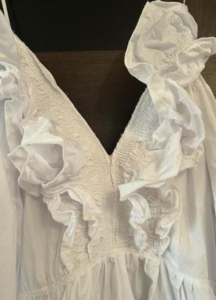 Трендовое белоснежное платье с рюшами7 фото