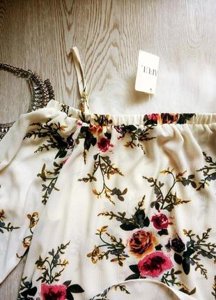 Белая длинная блуза туника платье в цветочный принт рисунок открытые плечи длинный рукав5 фото