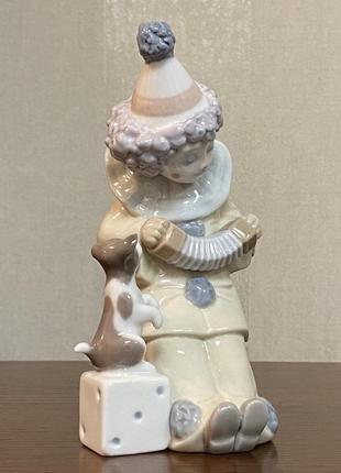Фарфоровая статуэтка lladro «клоун пьеро с щенком и гармонью».