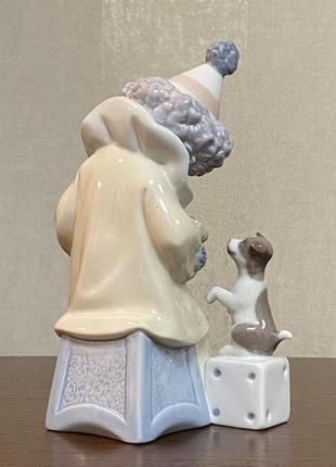 Фарфоровая статуэтка lladro «клоун пьеро с щенком и гармонью».