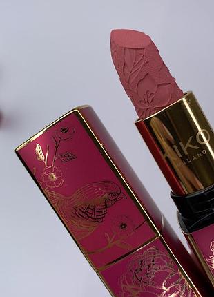 Помада кико милано. матовая помада. красная губная помада. пыльная роза