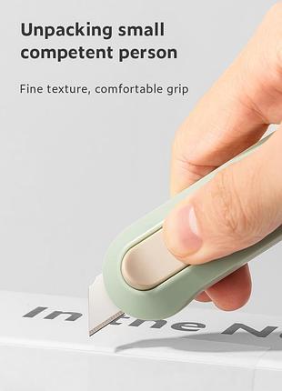 Канцелярский нож deli для коробок и ткани с автозадвижным лезвием