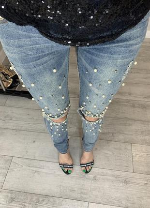 Женские джинсы с разрезами и жемчугом3 фото