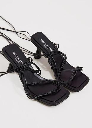 Трендовые черные босоножки с завязками на среднем каблуке от prettylittlething