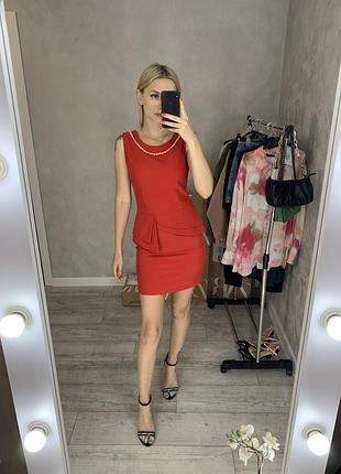 Женское платье с украшением и баской