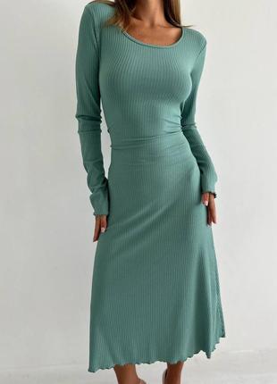 Платье со шнуровкой на спине