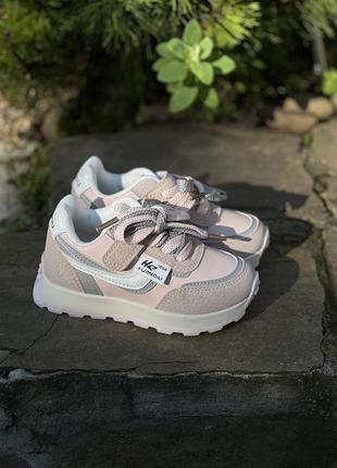 Стильные качественные кроссовки на липучке