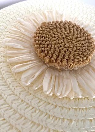 Тренд сумка кругла плетена літня бежева сумочка під ротанг солом'яна квітка ромашка8 фото