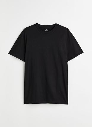 Однотонная черная футболка h&amp;m классического кроя.