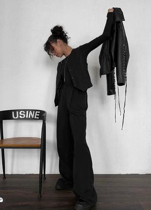 Женский стильный элегантный черный костюм укороченная жилетка + брюки палаццо лето тренд 20236 фото