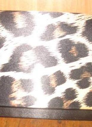 Чорний  атласний клатч m&s на кнопочку новий