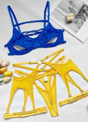 Сексуальный полупрозрачный комплект белья в сине-желтом цвете.