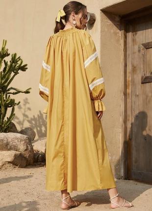 Красива довга сукня з вишивкою на рукавах горчичного кольору4 фото
