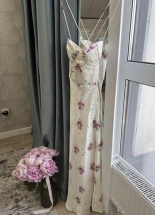 Платье кремовое с цветочным принтом праздничное7 фото