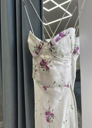 Платье кремовое с цветочным принтом праздничное8 фото