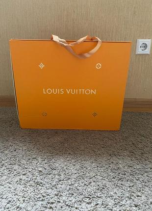 Велика коробка louis vuitton на магнітах1 фото