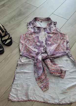 Удлиненная блузка с разрезами