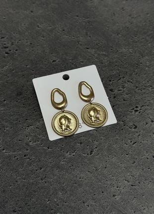 Серьги распродаж монеты золотистые