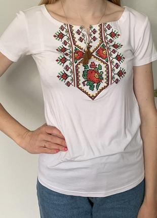 Вышитая футболка