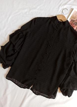 Черная шифоновая блуза с объемными ярусными рукавами и пуговицами на спине3 фото