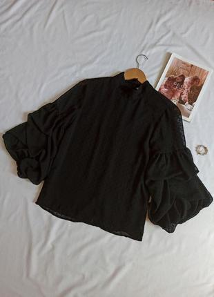 Черная шифоновая блуза с объемными ярусными рукавами и пуговицами на спине
