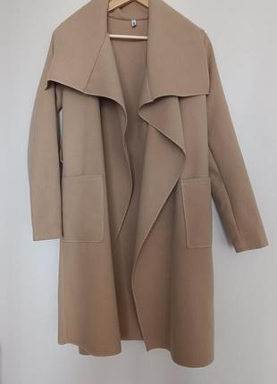 Пальто осіннє бежевого кольору