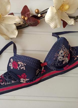 Красивый слегка удлиненный бюстгальтер 75а