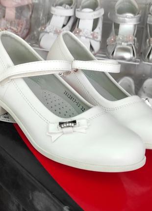 Белые туфли на каблуке для девочки школьные праздничные матовые белые