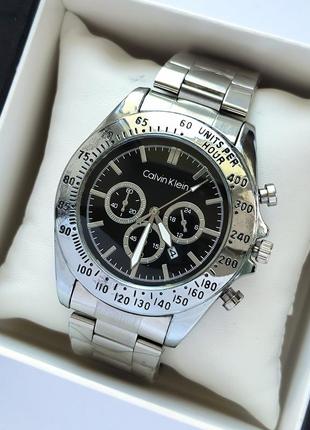 Чоловічий наручний годинник сріблястого кольору з чорним циферблатом, відображення дати