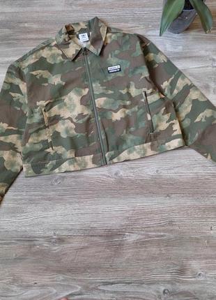 Жіноча камуфляжна водонепроникна куртка вітровка adidas originals modern camo track jacket