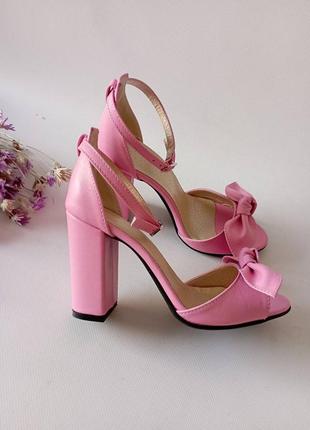 Шкіряні босоніжки на підборах ручної роботи