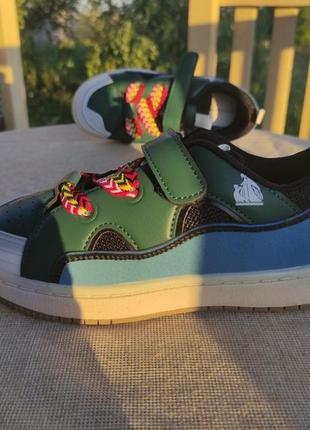 Кроссовки с защитой носочка