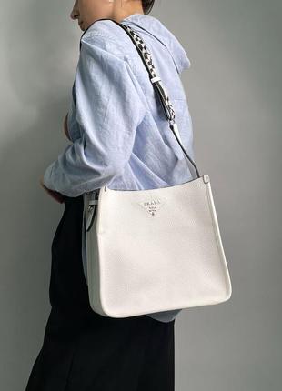 Белая сумка женская на плече люксовая  модель prada
