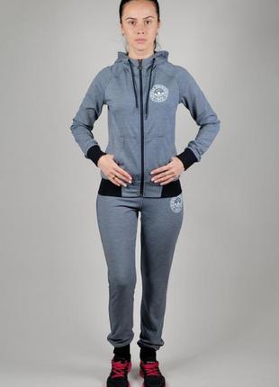 Спортивный костюм adidas.