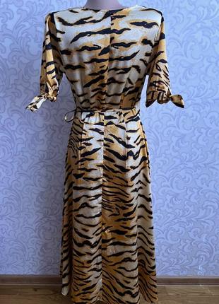 Сатинова міді-сукня на запах з тигровим принтом ax paris 🛍️1+1=3🛍️8 фото