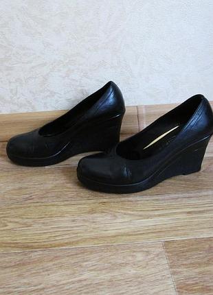 Продам кожаные женские туфли