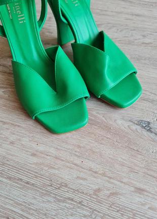 Яркие зеленые босоножки на каблуках minelli кожаные3 фото