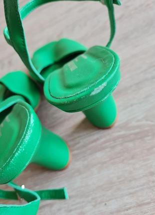 Яркие зеленые босоножки на каблуках minelli кожаные5 фото