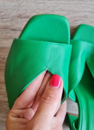Яркие зеленые босоножки на каблуках minelli кожаные7 фото