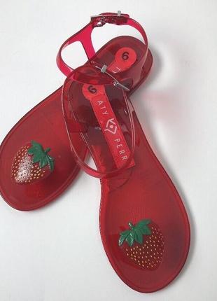Сандалии katy perry novelty strawberry jelly sandals