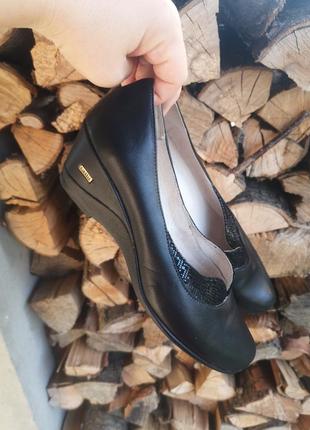 Шкіряні туфлі elegant 37-38 розмір десь на 24 см
