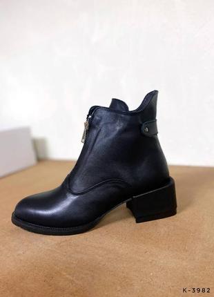 Натуральні шкіряні чорні демісезонні черевики на байці на маленьких підборах3 фото