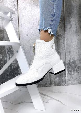 Натуральные кожаные белые демисезонные ботинки рептилия на байке на ...