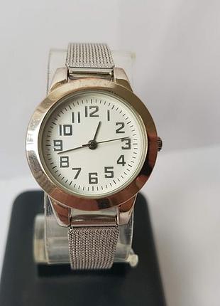 Женские часы, кварц, серебристый браслет.