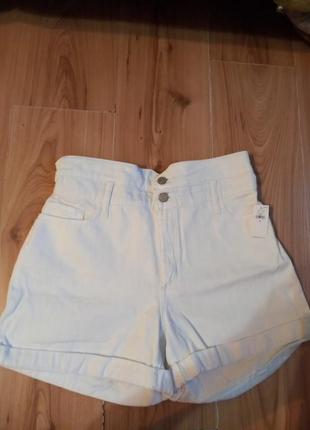 Белые джинсовые шорты с высокой посадкой