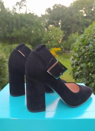 Женские черные замшевые туфли с широким ремешком на каблуке3 фото