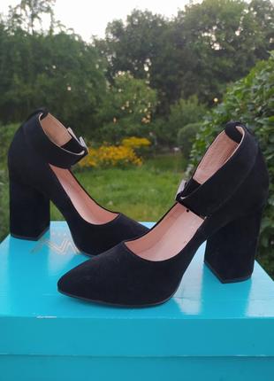 Женские черные замшевые туфли с широким ремешком на каблуке4 фото