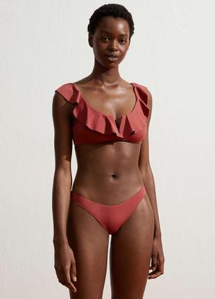 Купальник oysho ruffle bikini top and v-cut brazilian bikini briefs - l