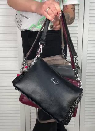 Компактна жіноча сумка на довгий ремінь зі стразами1 фото