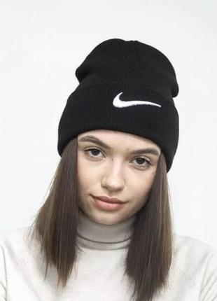 Чорная зимняя шапка nike